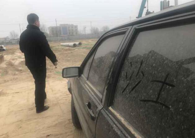 浮土遮脚车身写“沙字” 济南黄河北扬尘源再被查