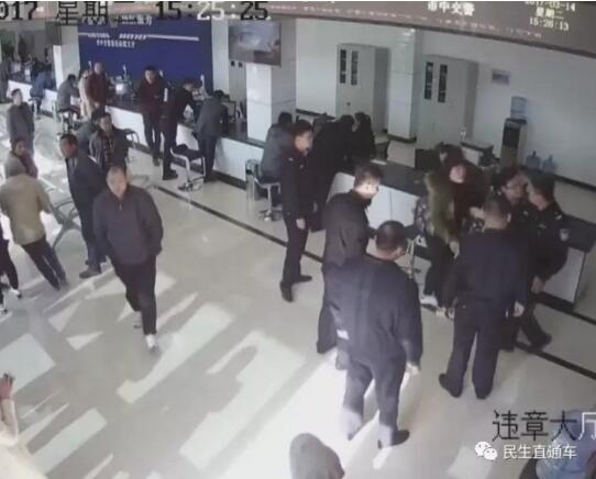 枣庄一家三口无理取闹打骂民警 女子解释：我是在保护爸爸