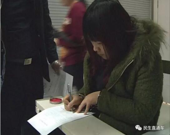 枣庄一家三口无理取闹打骂民警 女子解释：我是在保护爸爸