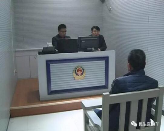 枣庄一家三口无理取闹打骂民警 女子解释：我是在保护爸爸