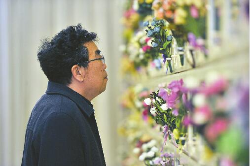 六旬老父的两年葬子路 儿子终究成殡仪馆里的“常驻户”