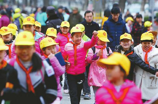 家长建议放学错时间隔延长至半小时 学校称实施有难度
