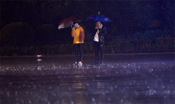 组图：济南春雷一响雨瓢泼 最大降雨量已达27.4毫米