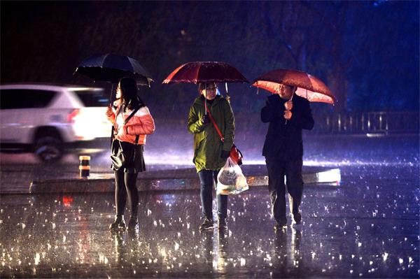 组图：济南春雷一响雨瓢泼 最大降雨量已达27.4毫米