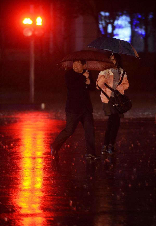 组图：济南春雷一响雨瓢泼 最大降雨量已达27.4毫米