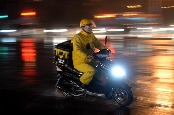 组图：济南春雷一响雨瓢泼 最大降雨量已达27.4毫米
