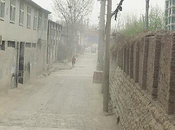 融基御水山庄北侧道路汽车驶过扬尘明显