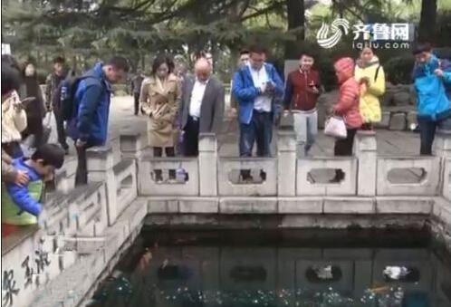 漱玉泉半小时被扔进百枚硬币 提醒：游园请勿投币入清池