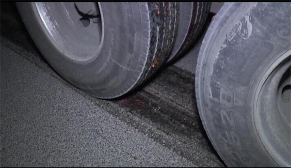 济南男子疑自杀钻入车底 被大货车碾压致死