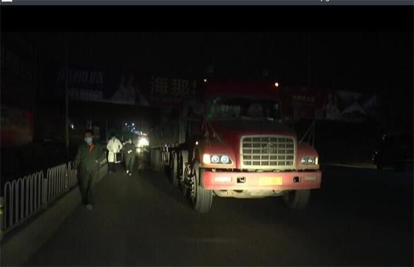 济南男子疑自杀钻入车底 被大货车碾压致死