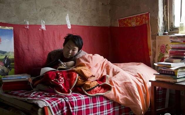 20岁肌肉萎缩女孩常年卧床 认字读书写日记称“想活下去”