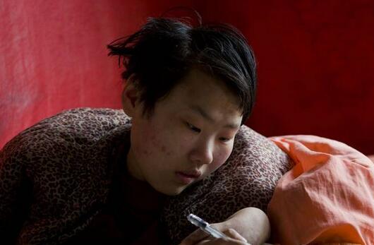 20岁肌肉萎缩女孩常年卧床 认字读书写日记称“想活下去”