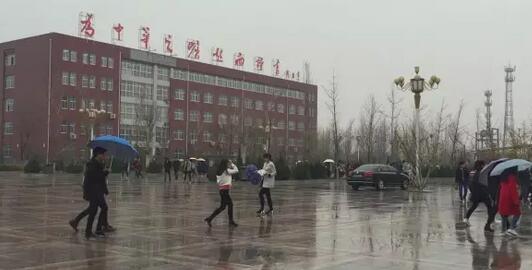 山东英才学院一男辅导员大闹女生宿舍 一人PK数名女子