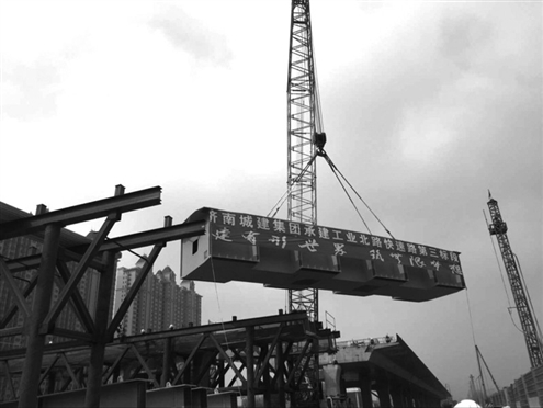 济南最长单跨钢箱梁桥开装 工业北路快速路项目开工