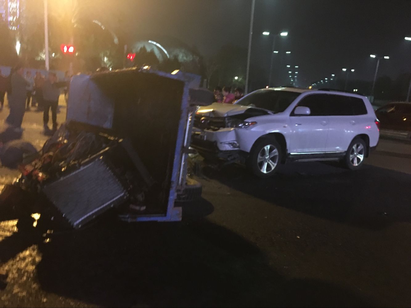 济南腊山河西路与日照路两车相撞 两男子倒地不醒