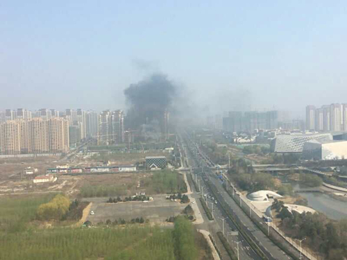 大尧风华盛景在建工地失火 现场黑烟滚滚