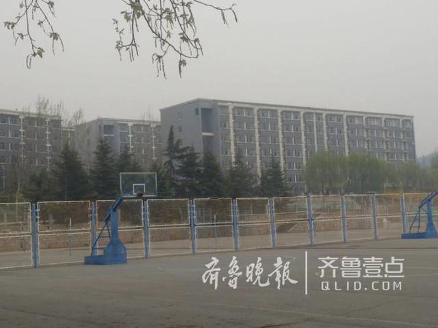 山东青年政治学院发生女生坠楼事件 记者前去采访被挡回