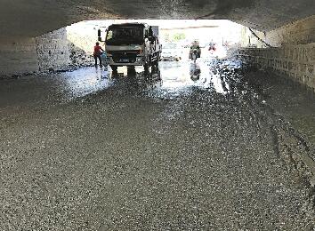 王舍人朝山街南段铁路桥下常年积水 污水挡住上学路