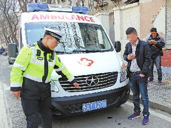山寨版救护车上路被查 基本救护检测设备一应俱全