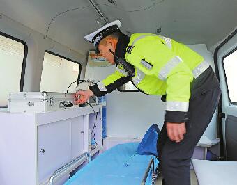 山寨版救护车上路被查 基本救护检测设备一应俱全
