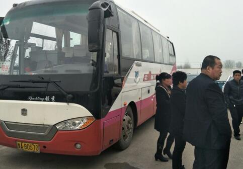 济南一客车在东阿遭不明人员围堵 车主倒地猝死