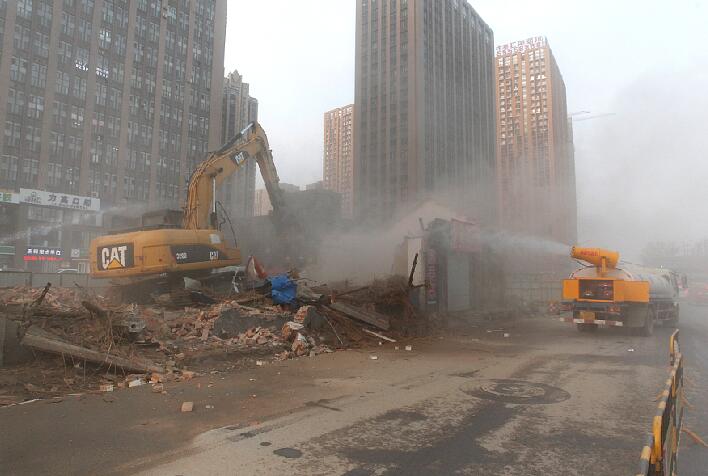 济南拆除“最牛钉子户”整个过程持续半个小时左右