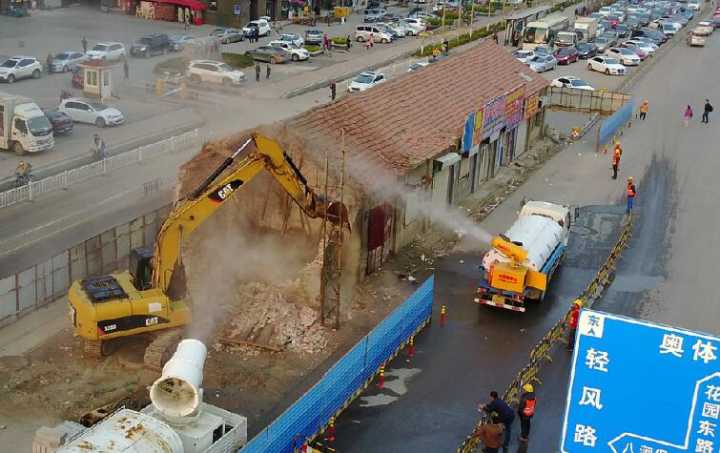 济南拆除“最牛钉子户”整个过程持续半个小时左右