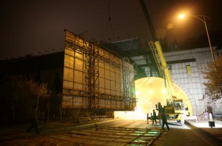 山体公园“还”市民 龙洞街道拆除旅游路隧道违章广告