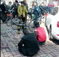 济南一老汉当街腰带拴儿子抽打 疑因家庭内部发生变故