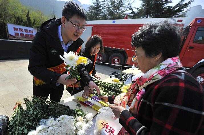 清明小长假首日 济南玉函山公墓迎来祭祀高峰 