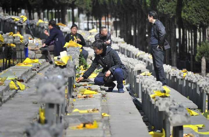 清明小长假首日 济南玉函山公墓迎来祭祀高峰 