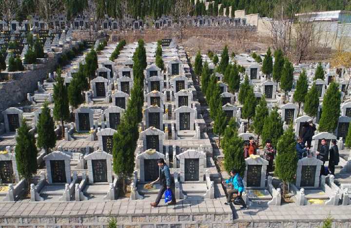 清明小长假首日 济南玉函山公墓迎来祭祀高峰 