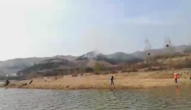 济南兴隆水库北岸附近一山头突发山火
