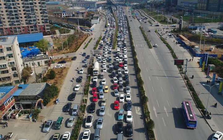 南山堵：济南清明节迎出游高峰 交管部门提醒市民错峰出行