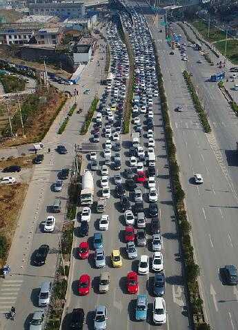 南山堵：济南清明节迎出游高峰 交管部门提醒市民错峰出行