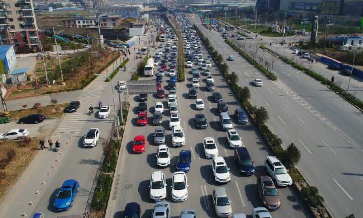 南山堵：济南清明节迎出游高峰 交管部门提醒市民错峰出行