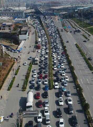 南山堵：济南清明节迎出游高峰 交管部门提醒市民错峰出行