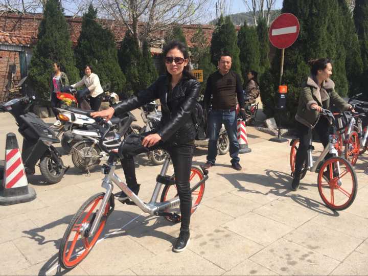 济南市民清明祭扫更便捷 摩拜单车在公墓设停车点