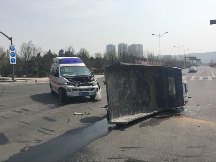 济南一辆急救车与三轮车相撞 三轮车驾驶员驾驶