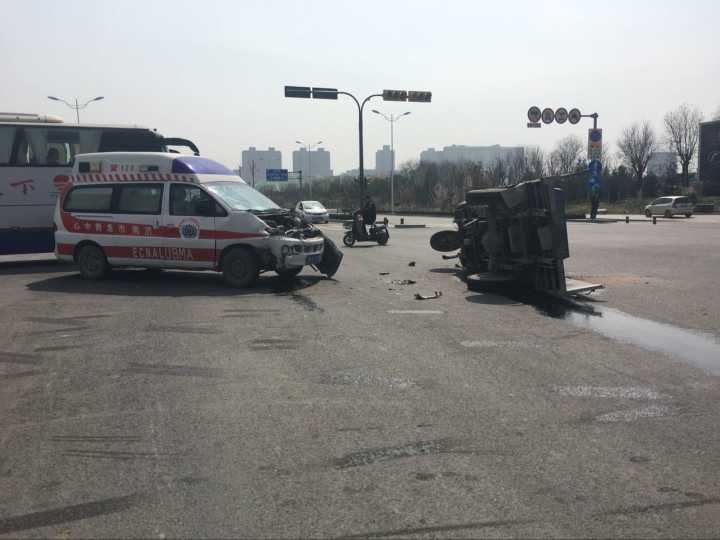 济南一辆急救车与三轮车相撞 三轮车驾驶员驾驶