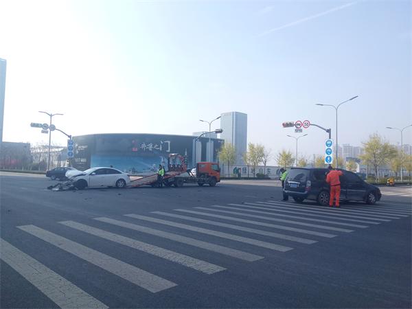 济南两车路口相撞玩起大回旋 这俩车速度得多快？