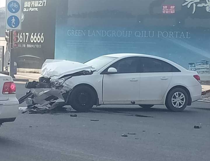 济南两车路口相撞玩起大回旋 这俩车速度得多快？