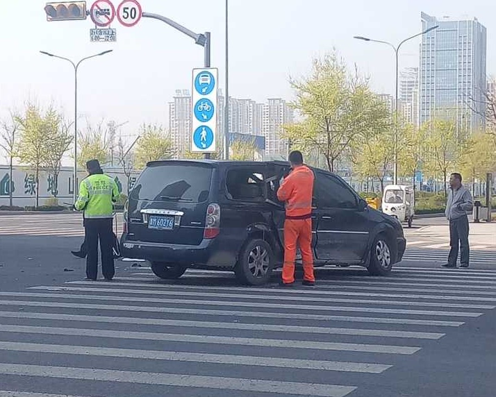 济南两车路口相撞玩起大回旋 这俩车速度得多快？