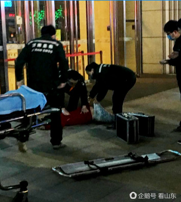 济南经四路万达广场一女子坠楼身亡 衣衫不整裤子脱一半