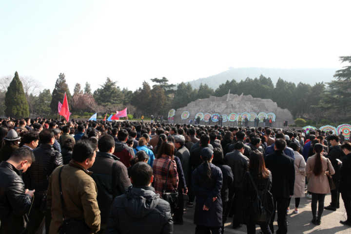 济南万余人清明期间祭奠烈士 红色精神永流传