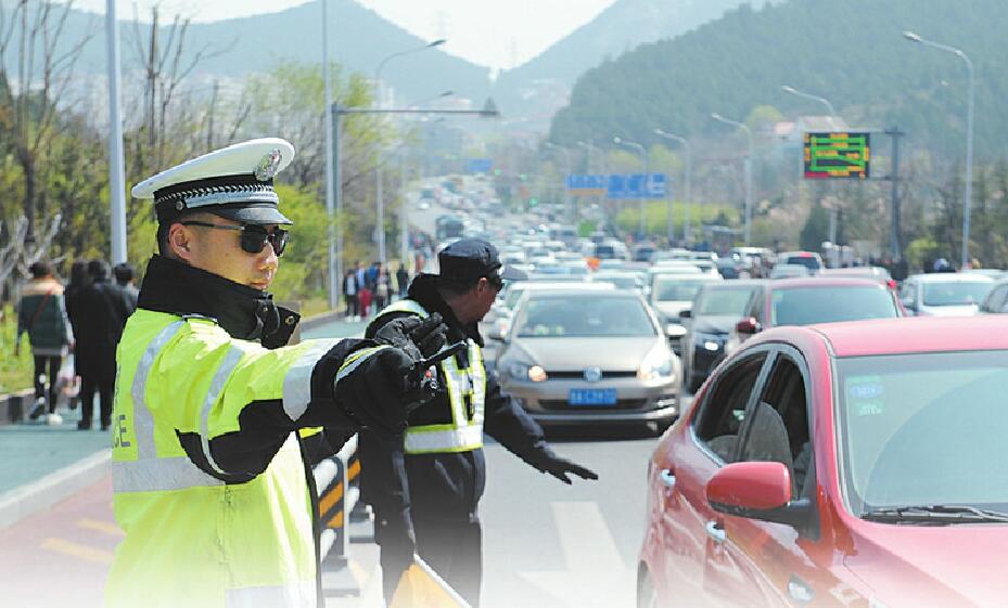 济南各公墓周边道路拥堵严重 今天景区商圈挤乘公交骑车前往吧