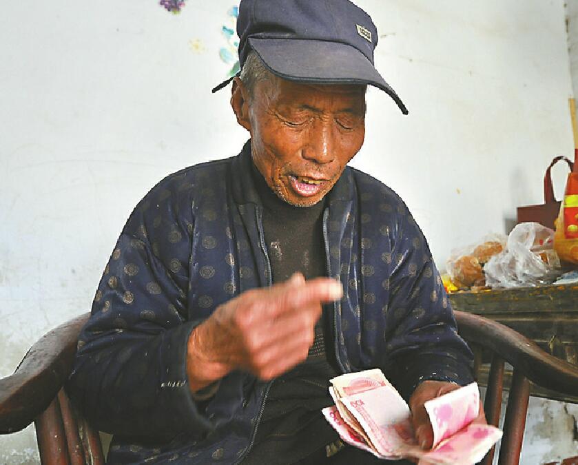 探访住窝棚的老两口 网红视频的背后是农村养老的无助!