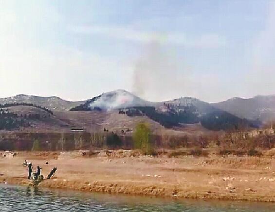 兴隆水库附近山头起火 疑游客乱扔烟头引燃山上枯草