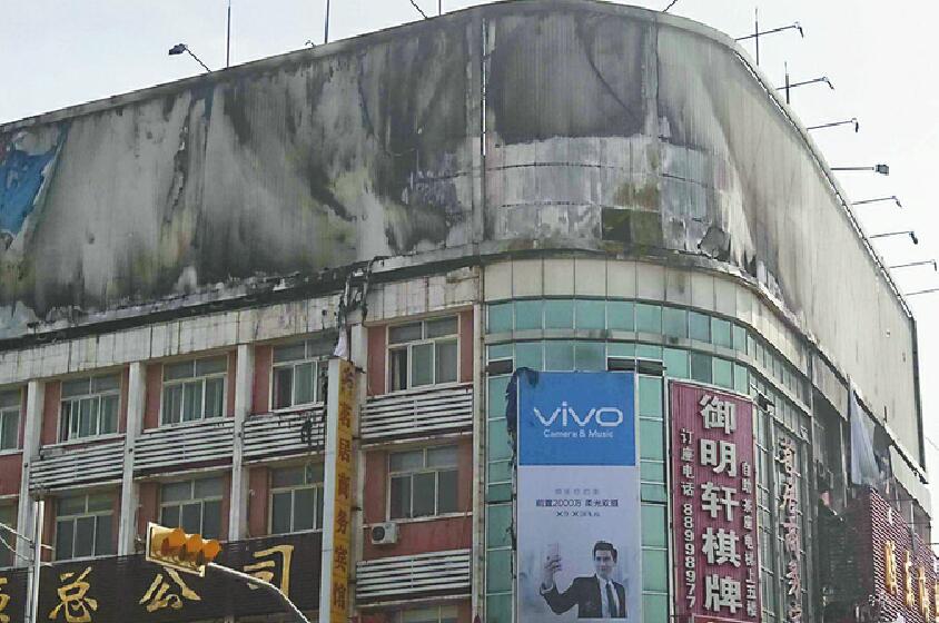 花园路与山大路交叉口一广告牌突然起火 冒10米浓烟 