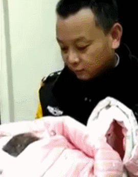 新生女婴深夜被弃济南公交站 身体健康附出生纸条